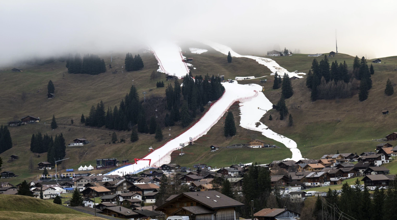 Natprosječno visoke temperature dovele su do toga da su planine u Evropi bez snijega. Zimska odmarališta strahuju od budućnosti staza u adelbodenu samo na njoj vještačkisnijeg okolo zeleno drveće oblaci