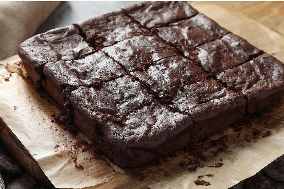 brzi čokoladni kolač na papiru cijeli izrezan na kocke