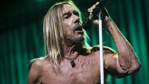 Iggy Pop pjeva mikrofon nema majicu