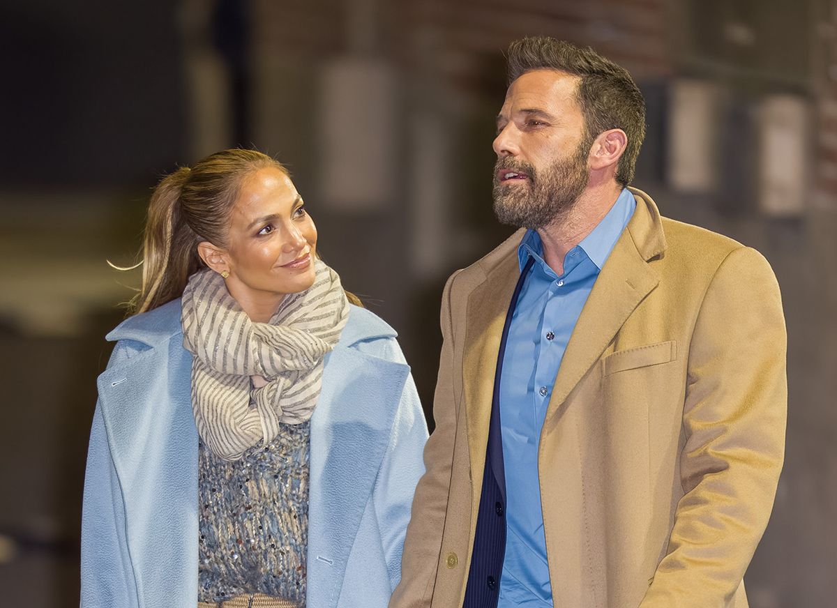 Jennifer Lopez uselila je kod Bena Affleca. Odsad žive zajedno, a i sva njihova djeca žive s njima, pet tinejdžera Jennifer i Ben skupa nasmijani ona gleda s ljubavlju u njega