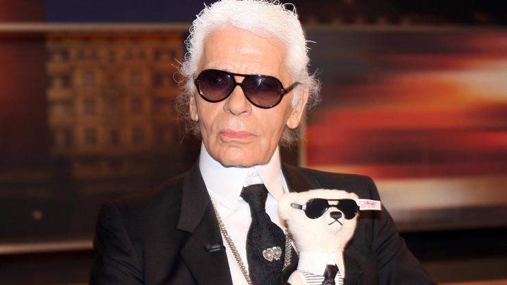 Met Gala karl lagerfeld drži psa naočale