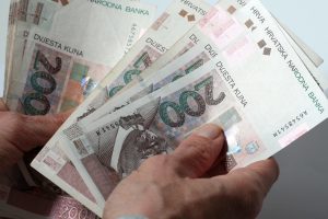 kune odlaze u historiju u ruci drži novčanice kuna od 200 kuna