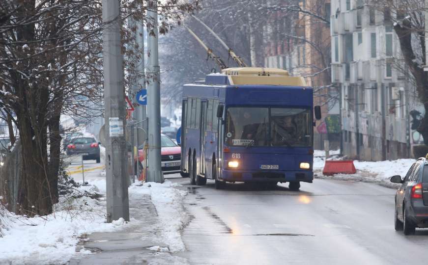 Jedanaest sati, sarajevski trolejbus 102, relacija Otoka-Jezero. Prolazeći vozač kaže: "Uh, kako bih ga ošinuo!".