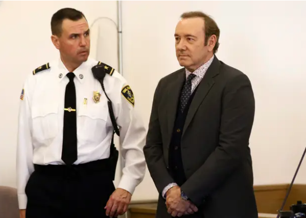 Spacey ponovo na sudu kevin spacey stoji pored policajca u sudnici