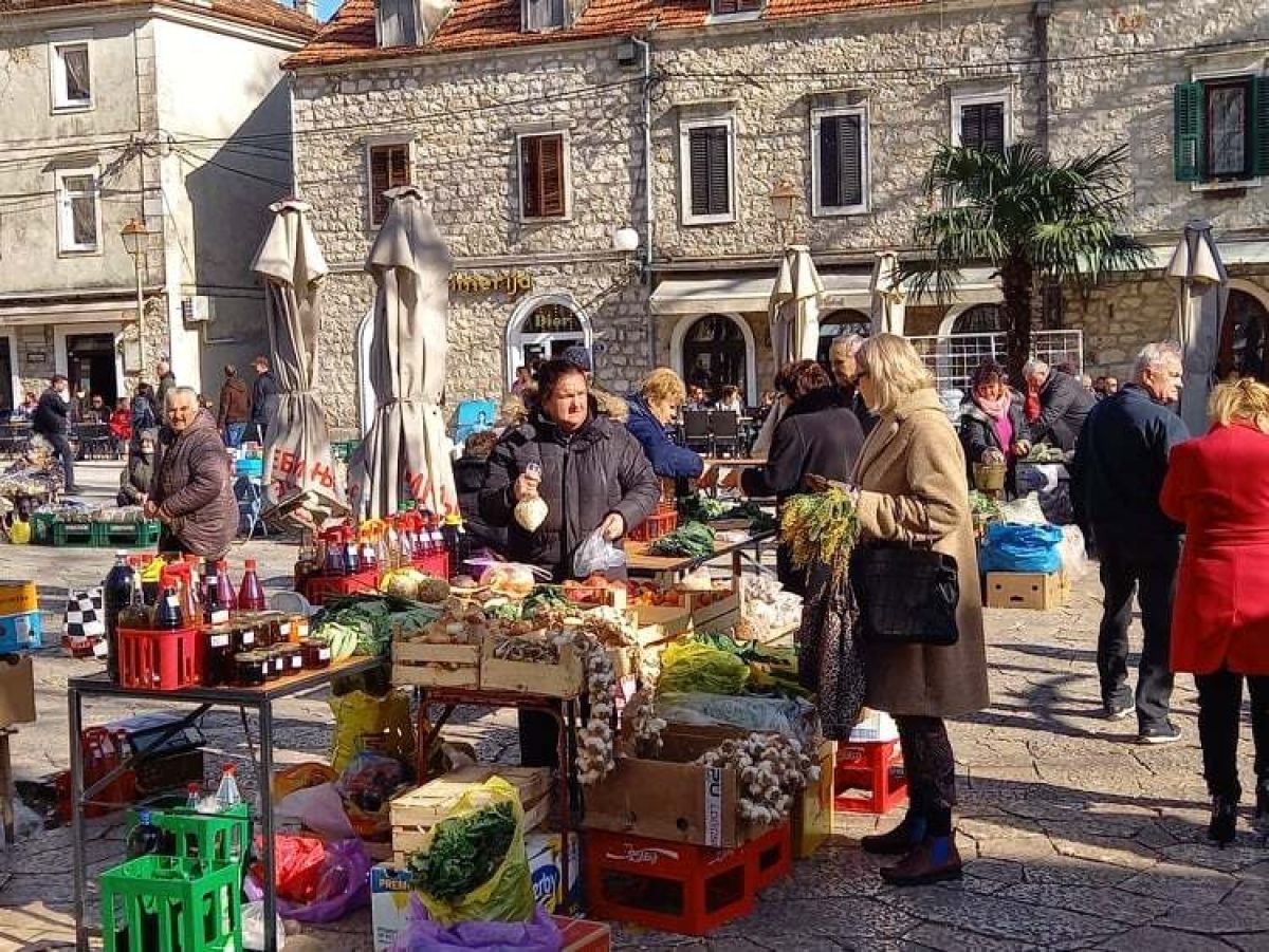 Dalmatinci odustali od šopinga u BiH trebinja pijaca ljudi kupuju