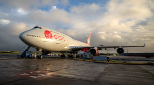 Historijsko lansiranje satelita iz Cornwalla u jugozapadnoj Engleskoj zakazano je za ponedjeljak, saopćila je kompanija Virgin Orbit avion na pisti piše orbit oblaci i plavo nebo dan