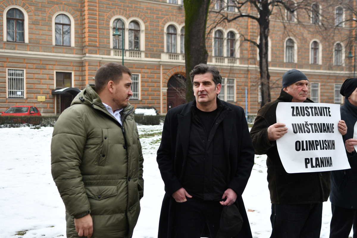 Zahiragić i Kapidžić na protestima ispred Vlade KS