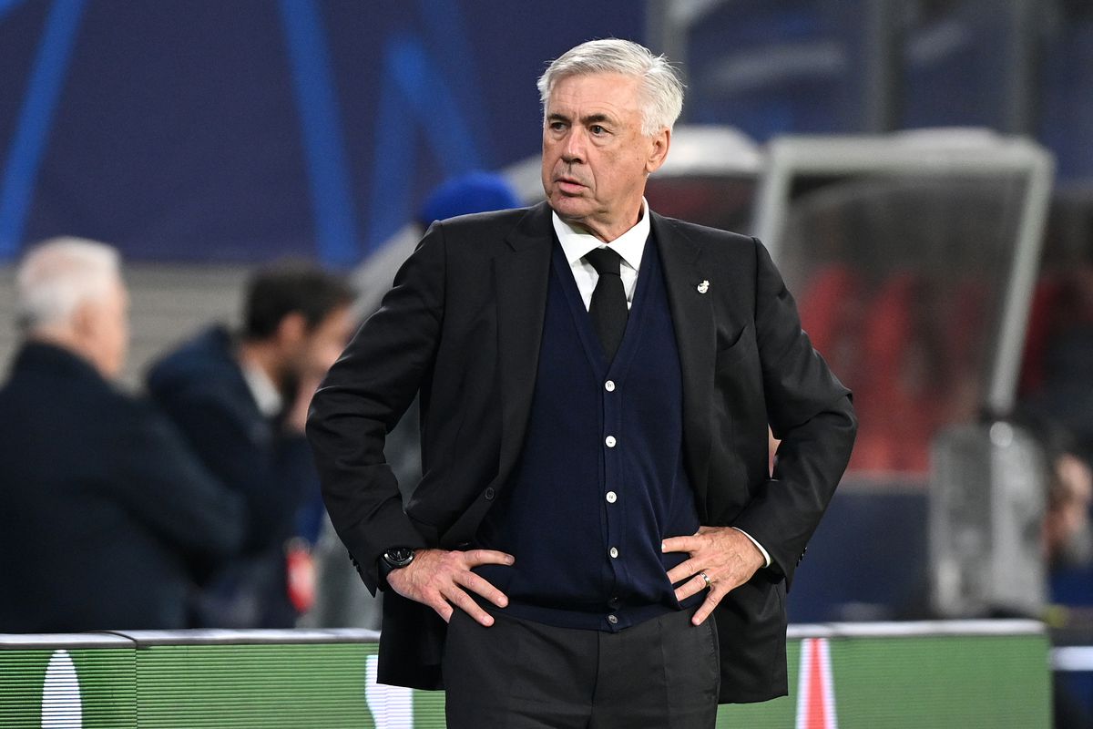 Ancelotti na stadionu drži ruke na kukovima