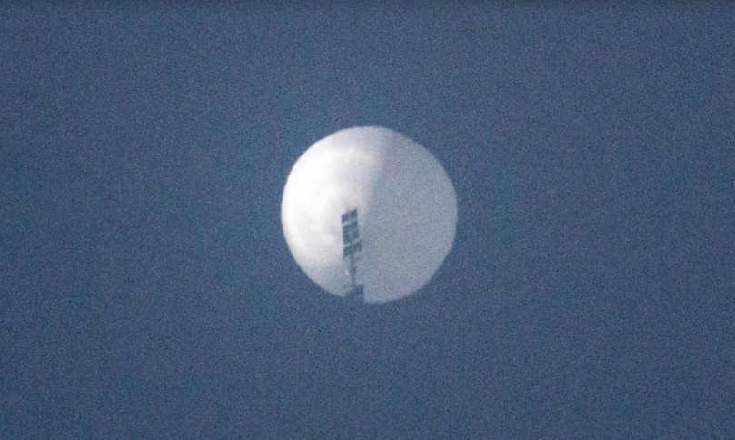 proizvođač meteoroloških balona balon na nebu iznad sad