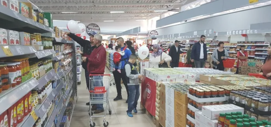 Domaći lanac ljudi u prodavnici kupuju