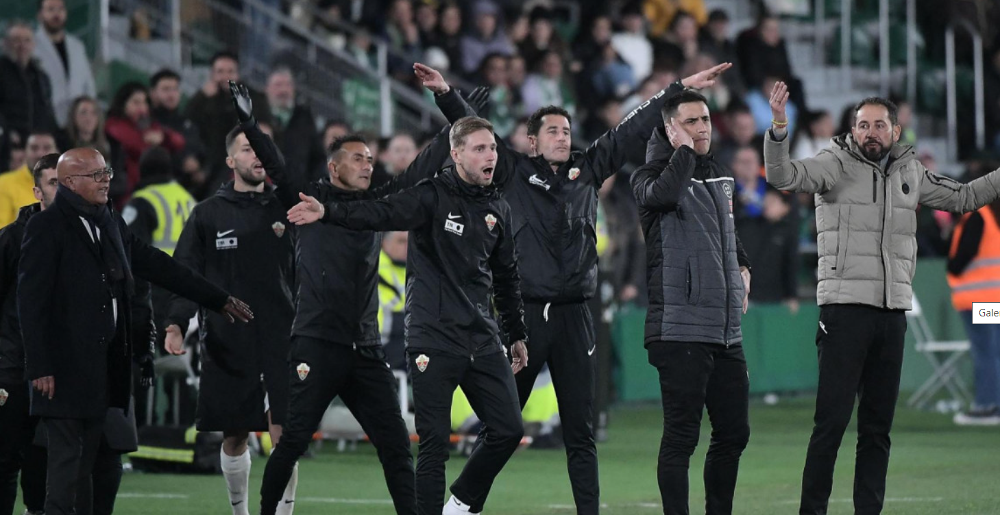 Vlasnik i direktor kluba ekipa elchea protestuje na stadionu