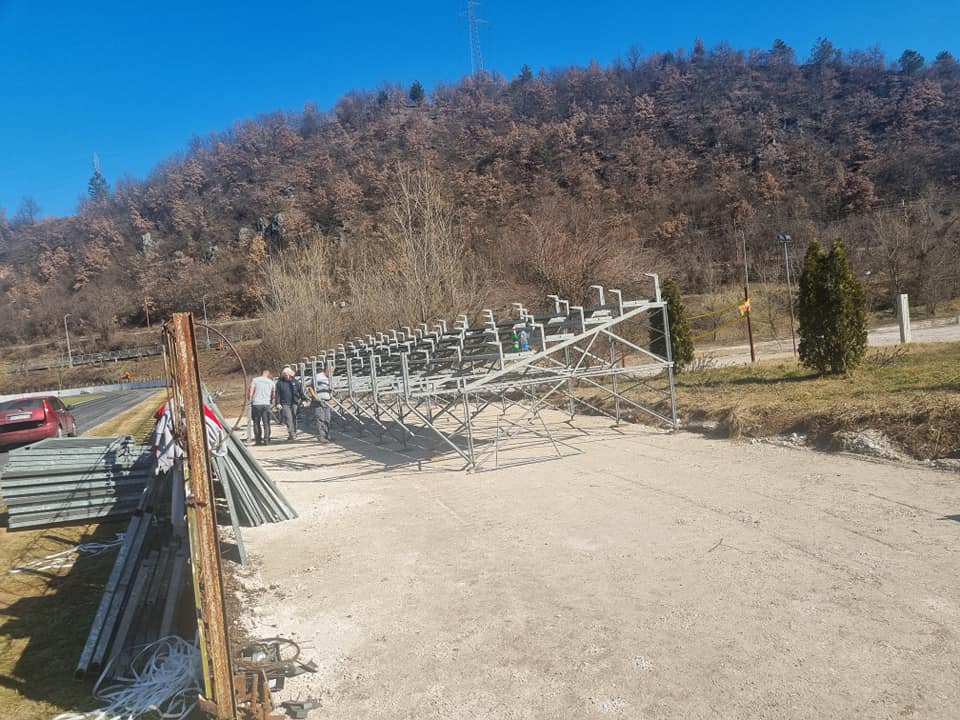 FK Igman objavio je fotografije montažne tribine koja će služiti kao tribina za gostujuće navijače. U subotu dolaze Manijaci