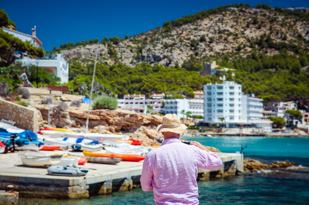 ekonomsko čudo čovječ šešir stoji i gleda na mallorku