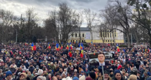 moldavija protesti stotine ljudi transparenti