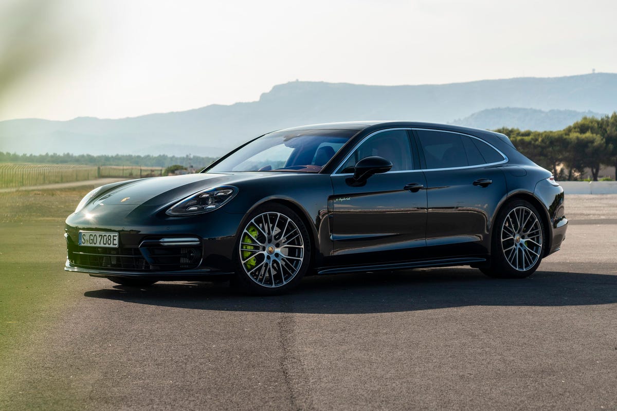 Porsche Panamera plavi na cesti