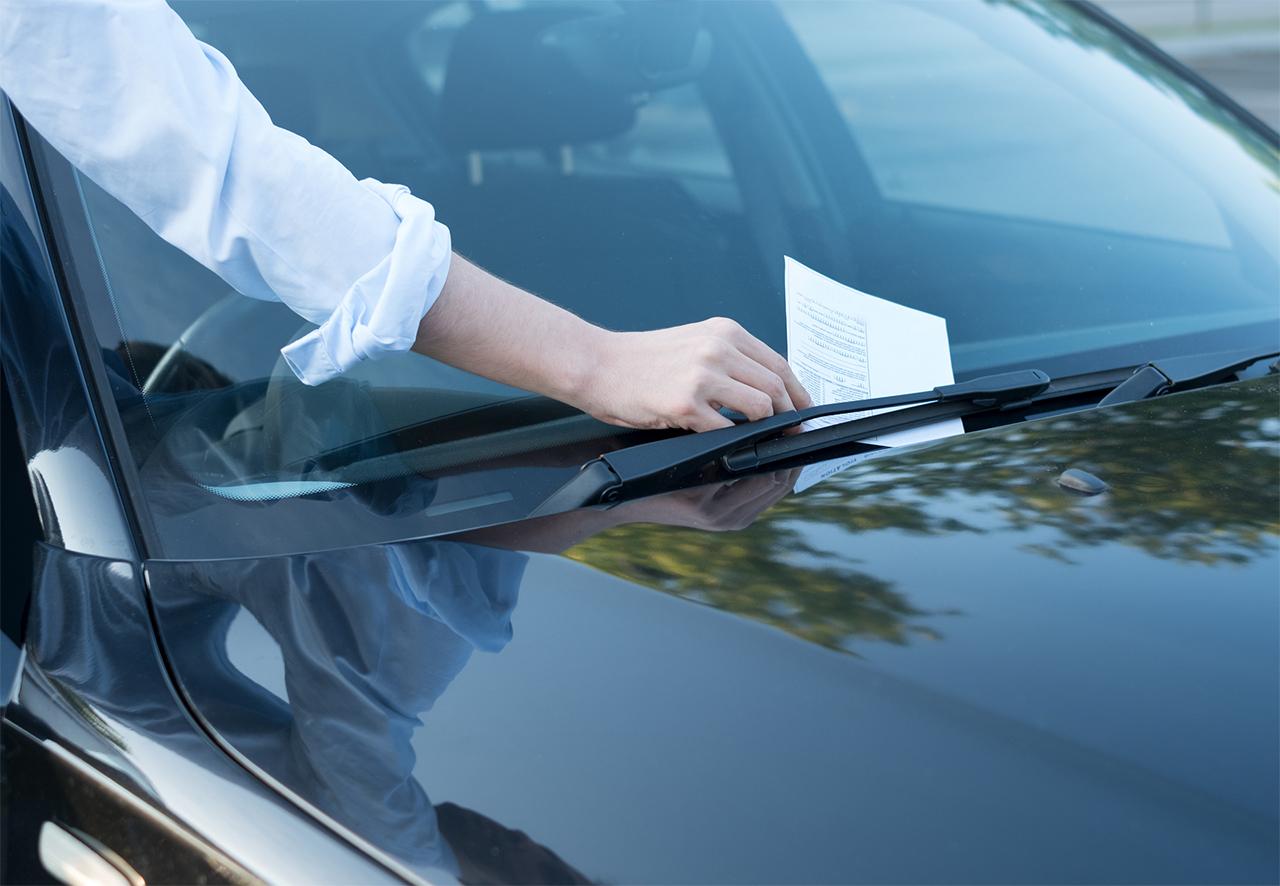 saobraćajne kazne stavlja kaznu na vjetrobransko staklo automobila