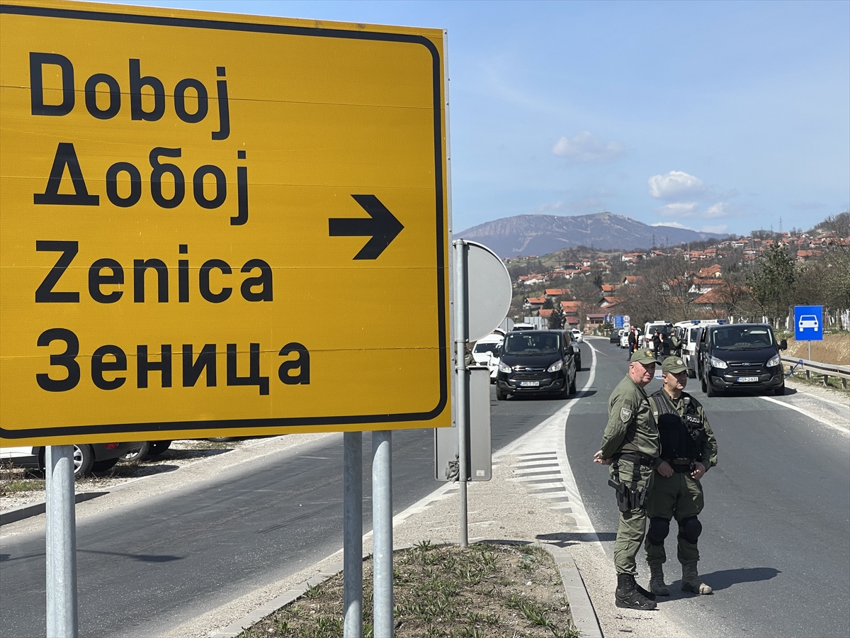 Zenički rudari, koji već nekoliko dana protestuju zbog blokade računa Rudnika mrkog uglja Zenica, blokirali su u petak magistralni put M-17.