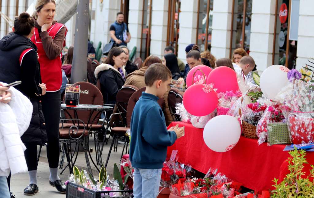 Od jutarnjih sati u Tuzli vlada pravo praznično ozračje u povodu 8. marta, praznika žena. Na desetinama punktova prodaju se pokloni