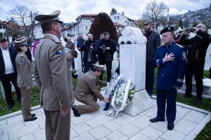 Učenjem Fatihe i polaganjem cvijeća i vijenaca, drugog dana Bajrama na šehidskom mezarju Kovači u Sarajevu obilježen je Dan šehida.