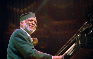 Proslavljeni jazz pijanista, kompozitor i vođa benda, Ahmad Jamal preminuo je u 92. godini, saopćila je njegova supruga.