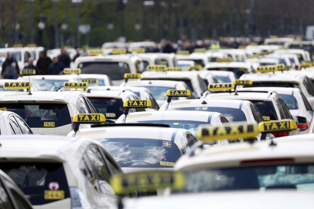 Oglasi su puni automobila koji su nekada služili kao taksi vozila. Kupci ih obično izbjegavaju zbog straha od dodatnog trošenja