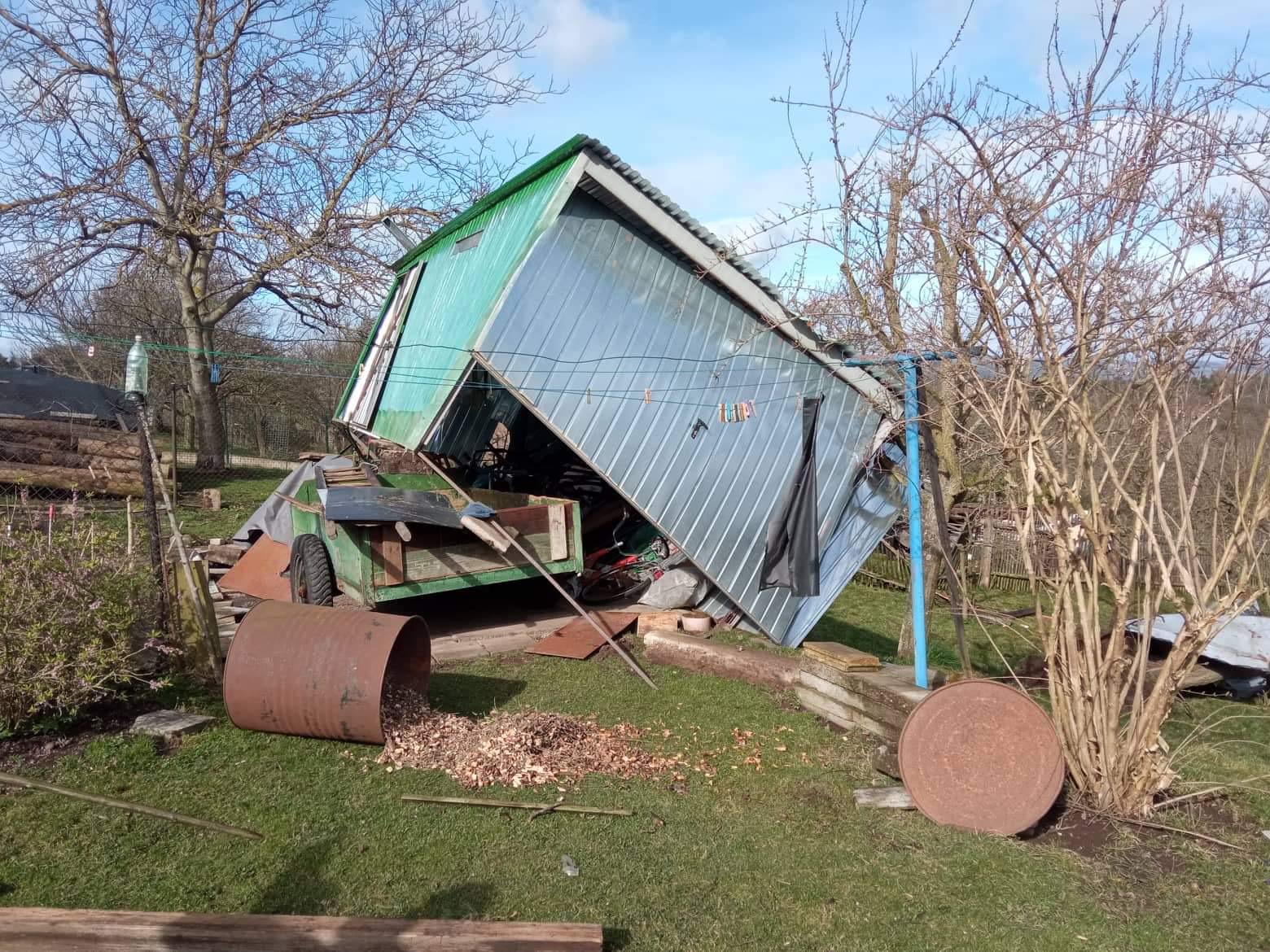 U petak su društvenim mrežama počele su kružiti snimke čeških lovaca na oluje, koji su tvrdili da je jug zemlje pogodio tornado