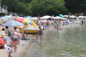 Prvih dana ljeta turisti, uglavnom iz Bosne i Hercegovine, preplavili su Neum, jedini bh. grad na Jadranskom moru