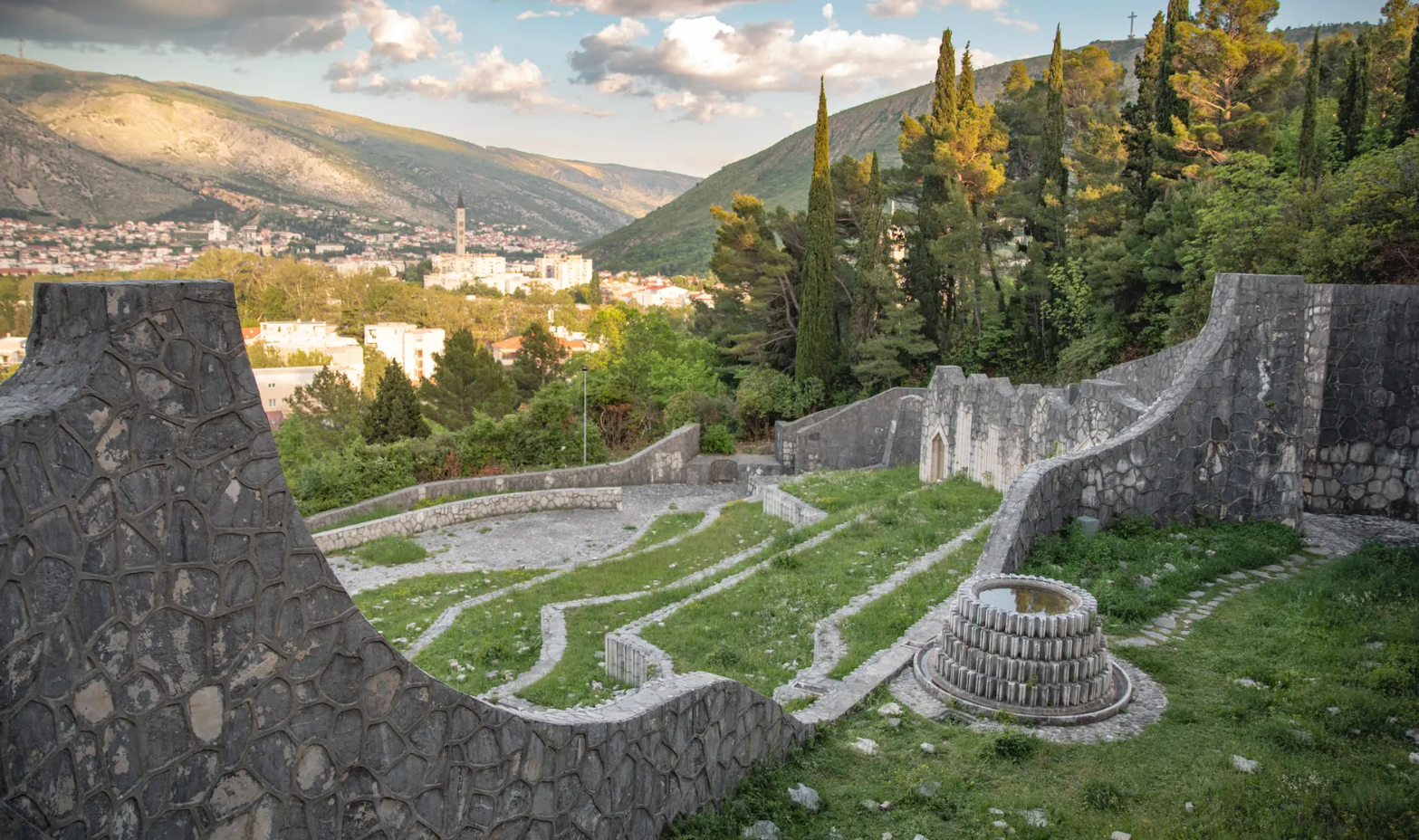 Mostar je grad na listi za svakog turista u Bosni i Hercegovini. Njegov Stari grad karakterizira i obnovljeni Stari most