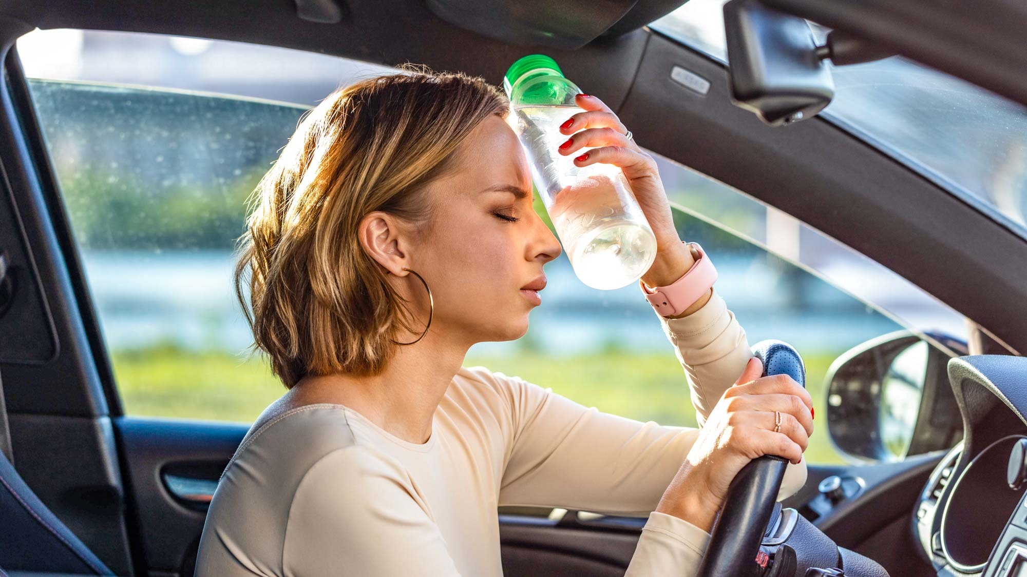 Šta je ekonomičnije za podnošljiviju vožnju ljeti u automobilu, spušteni prozori ili klima-uređaj? O tome su mnogi vozači razmišljali