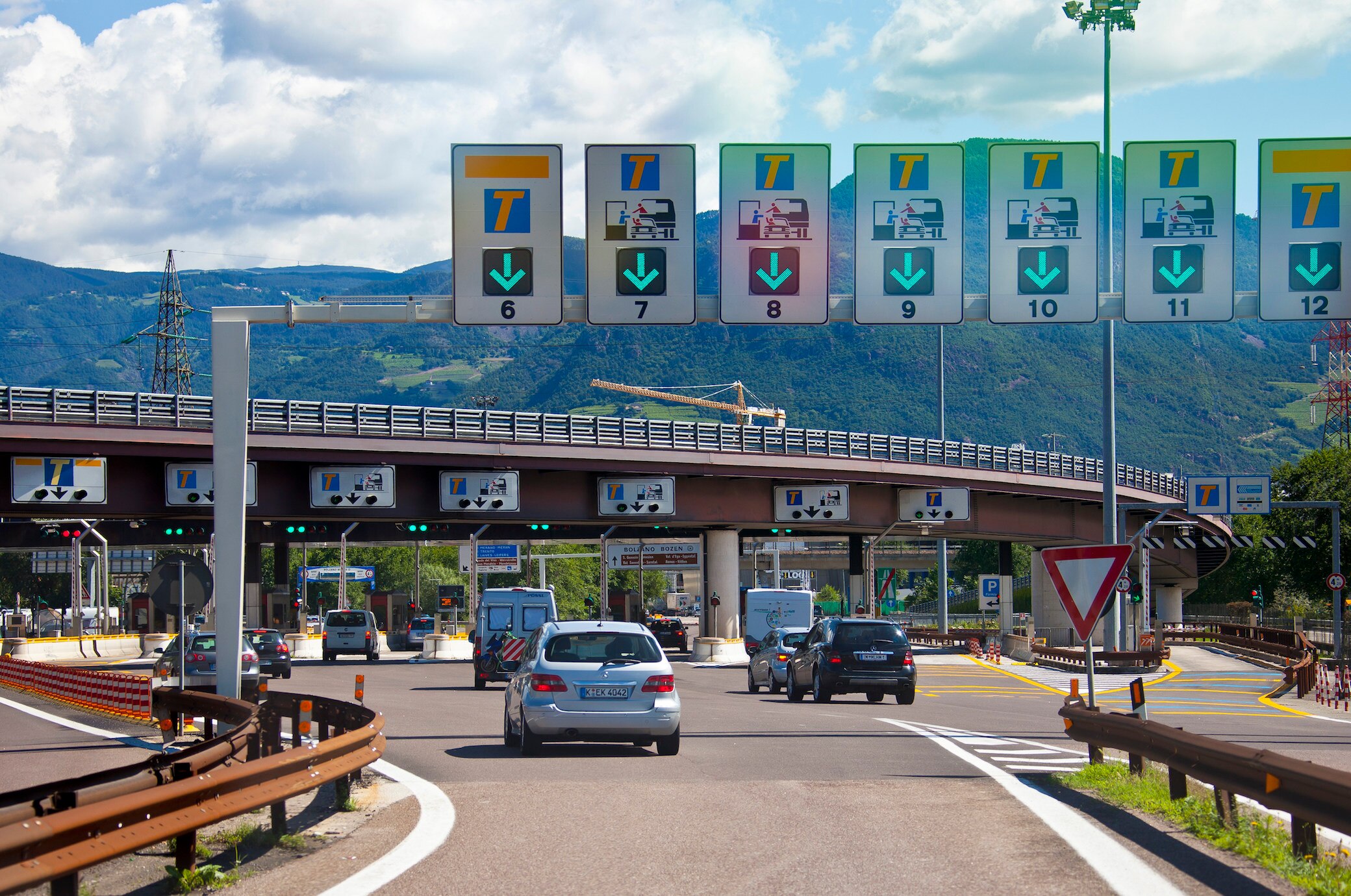 Tokom ljetnog odmora ili općenito vožnje u nekim evropskim zemljama plaća se cestarina za korištenje autocesta